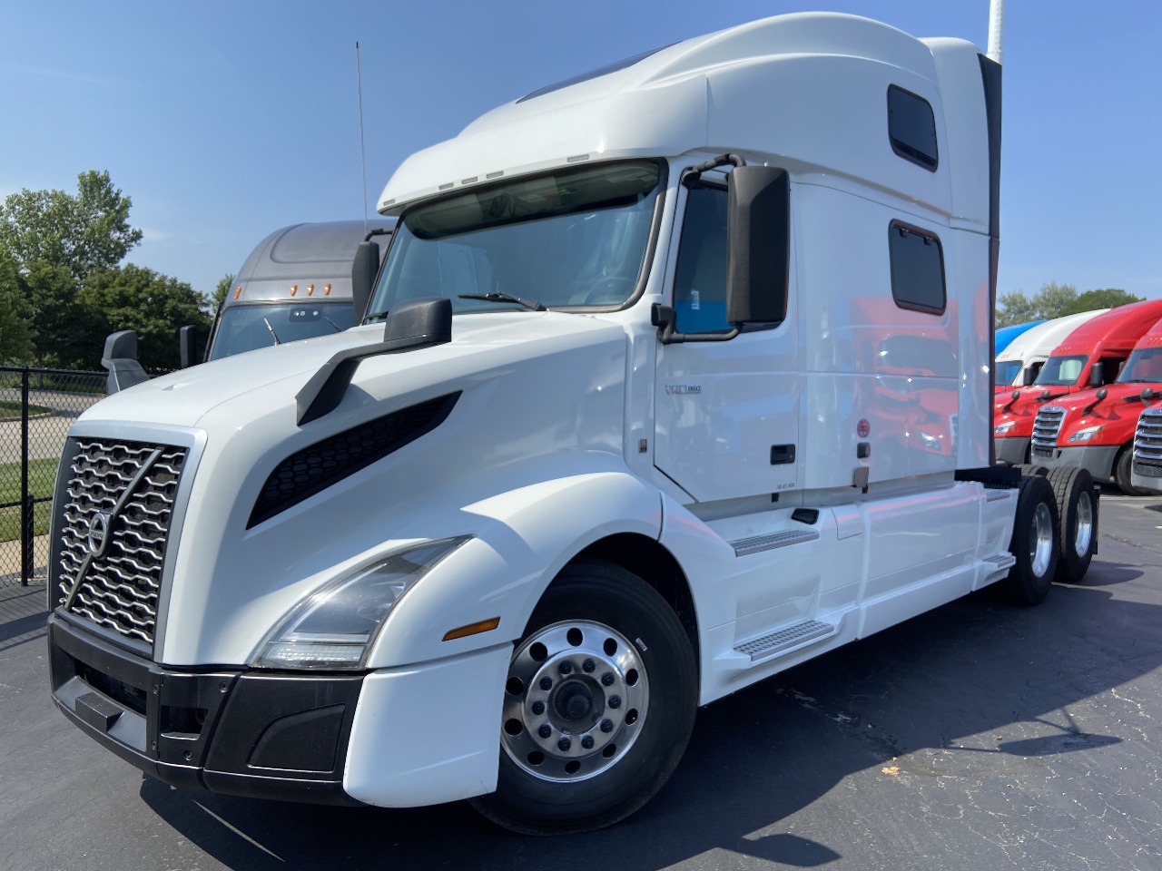 2022 VOLVO VNL64T860 Sleeper