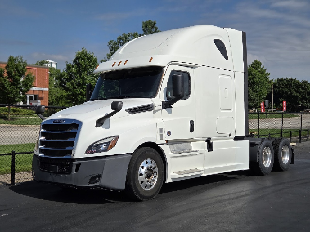 2020 FREIGHTLINER Cascadia CA126 Sleeper