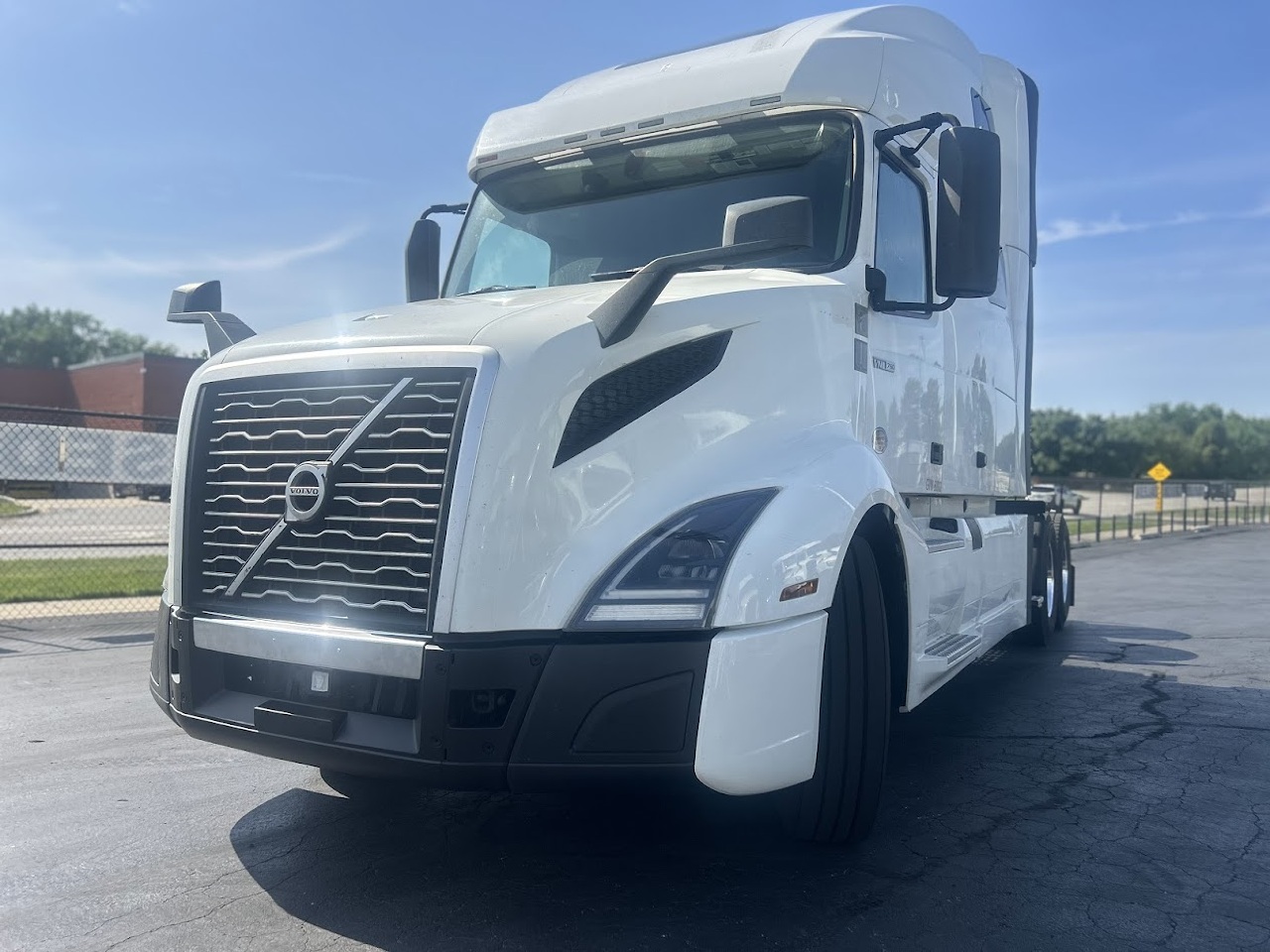 2022 VOLVO VNL64T760 Sleeper