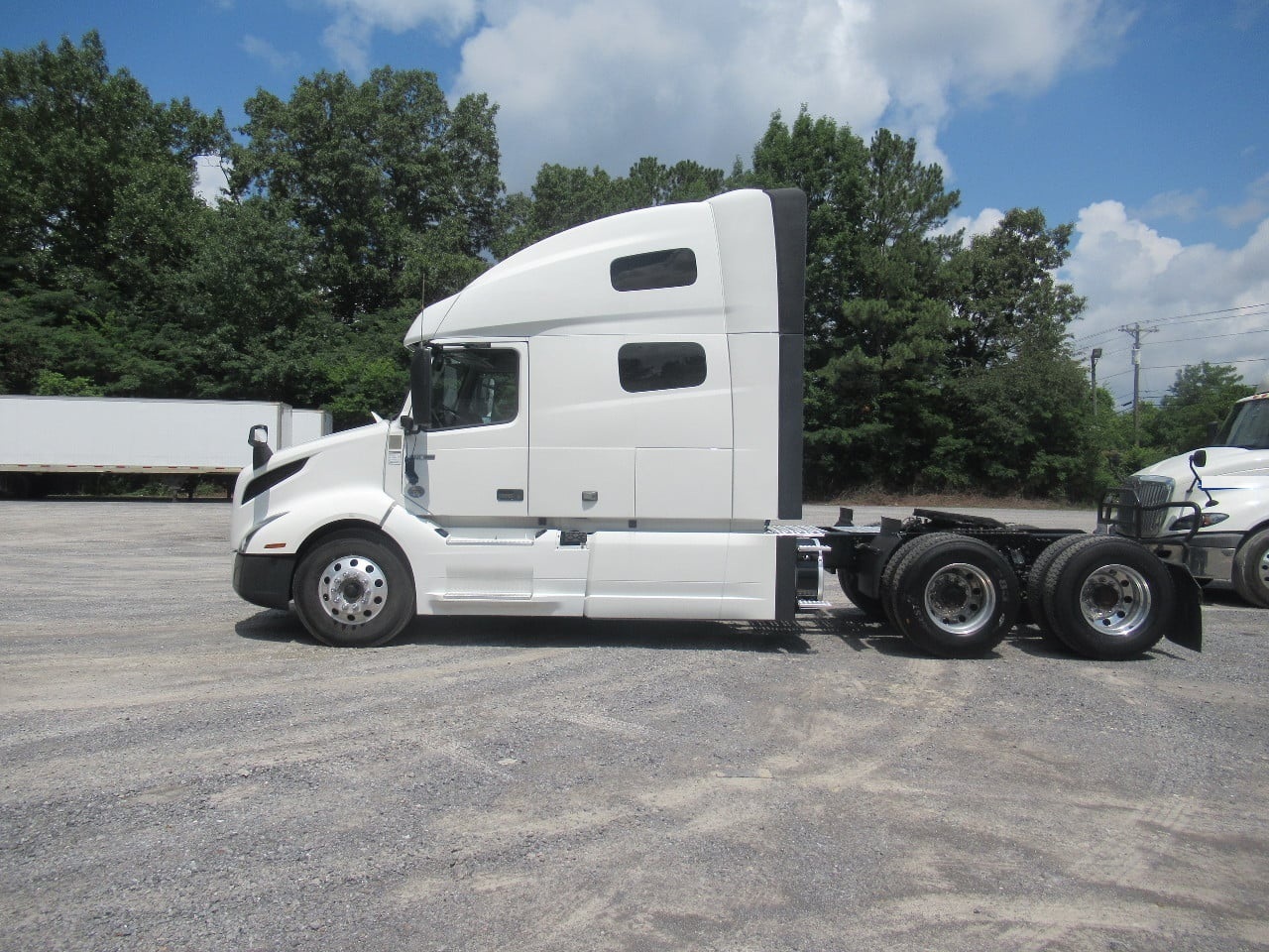 2022 VOLVO VNL64T760 Sleeper
