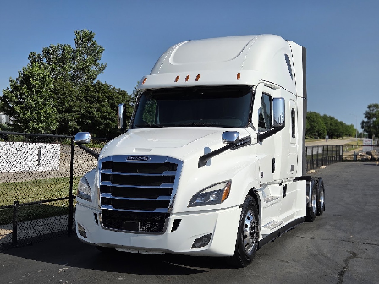 2021 FREIGHTLINER Cascadia CA126 Sleeper