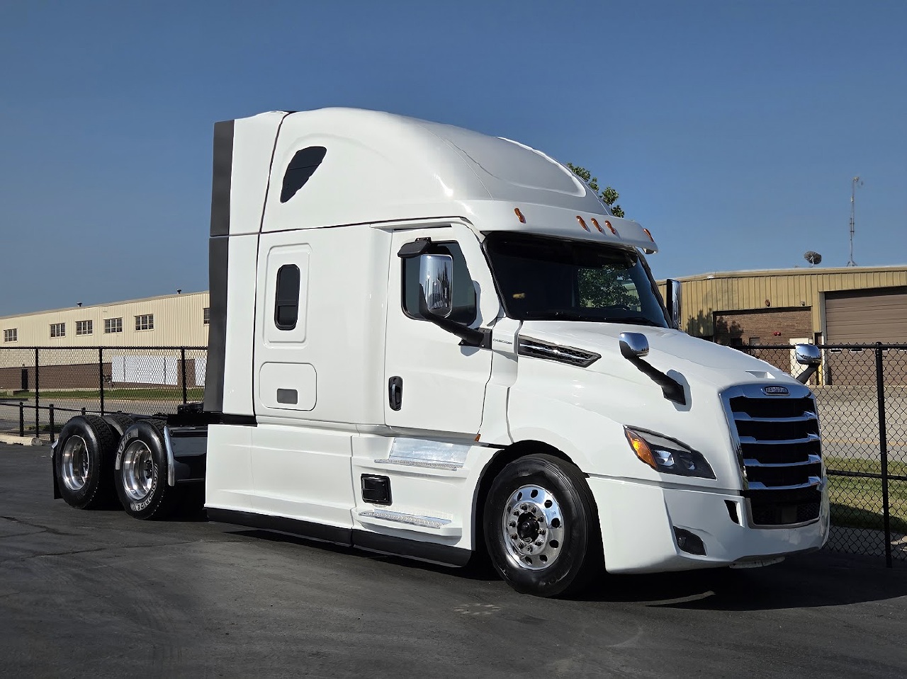 2021 FREIGHTLINER Cascadia CA126 Sleeper