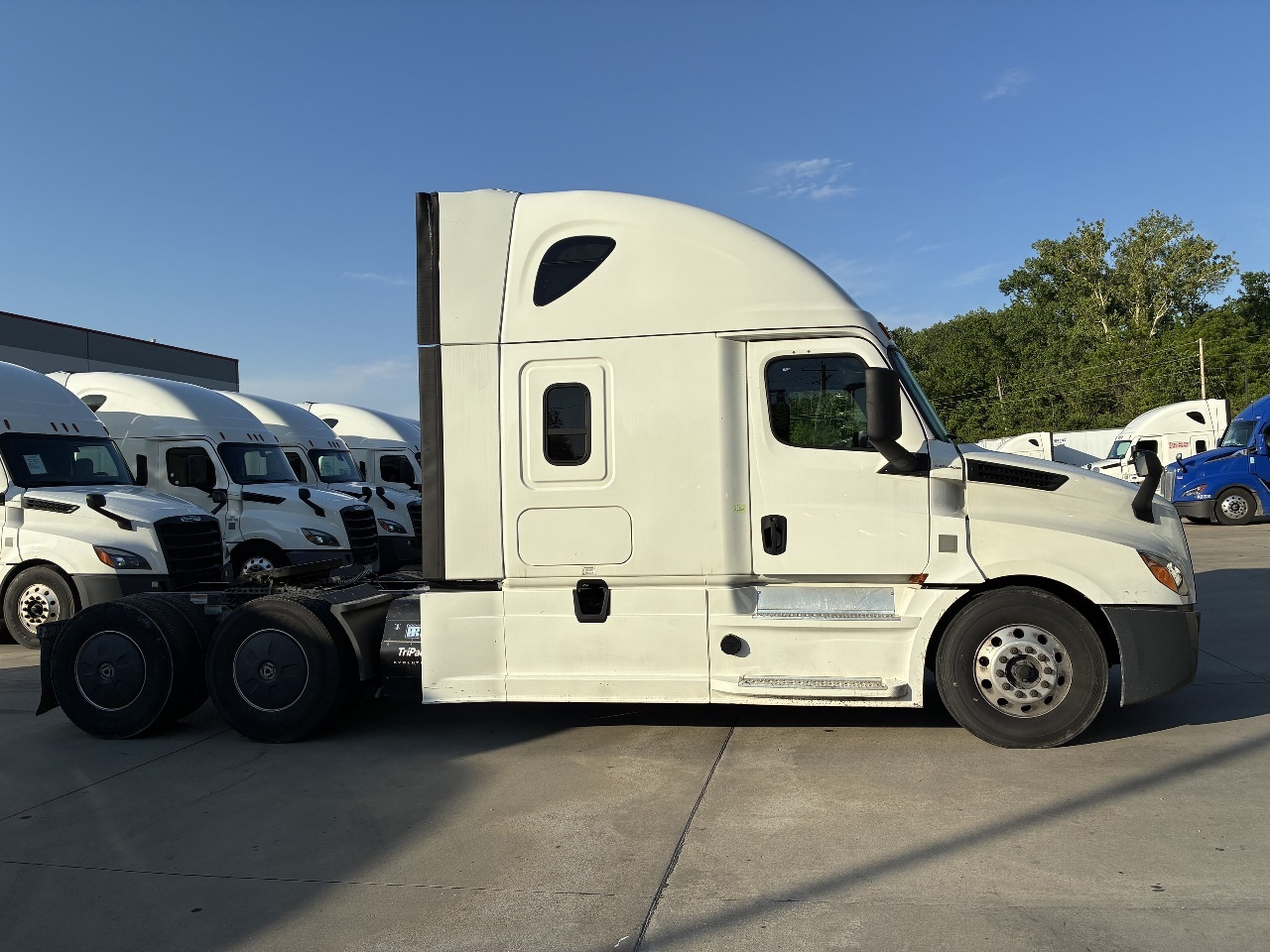 2020 FREIGHTLINER Cascadia CA126 Sleeper
