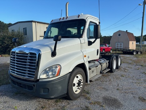 2018 FREIGHTLINER CASCADIA Tandem Axle Daycab