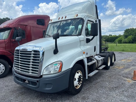 2018 FREIGHTLINER CASCADIA 125 Tandem Axle Daycab