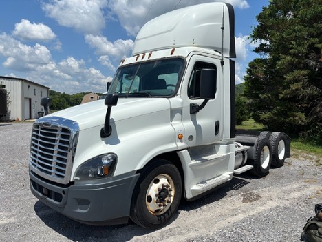2017 FREIGHTLINER CASCADIA 125 Tandem Axle Daycab #1884