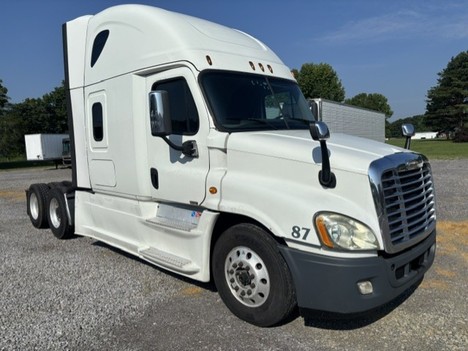 2020 FREIGHTLINER CASCADIA Tandem Axle Sleeper