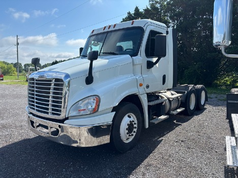 2019 FREIGHTLINER CASCADIA 125 Tandem Axle Sleeper