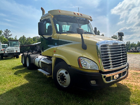 USED 2014 FREIGHTLINER CASCADIA TANDEM AXLE DAYCAB TRUCK #4602-2