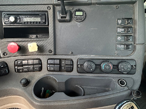 USED 2014 FREIGHTLINER CASCADIA TANDEM AXLE DAYCAB TRUCK #4602-7