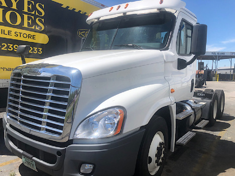 USED 2015 FREIGHTLINER CASCADIA TANDEM AXLE DAYCAB TRUCK #4603-2