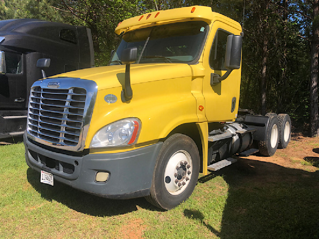 USED 2015 FREIGHTLINER CASCADIA TANDEM AXLE DAYCAB TRUCK #4604
