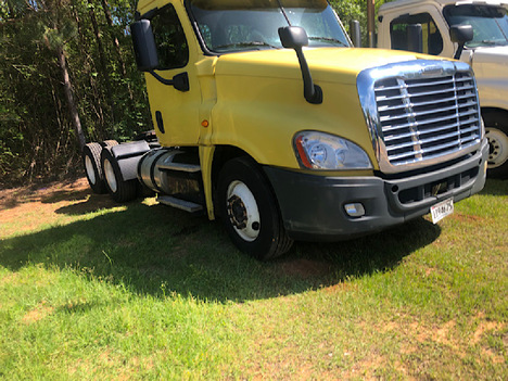 USED 2015 FREIGHTLINER CASCADIA TANDEM AXLE DAYCAB TRUCK #4604-2
