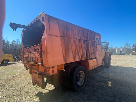 USED 1989 FORD F700 CHIPPER TRUCK #4695-2