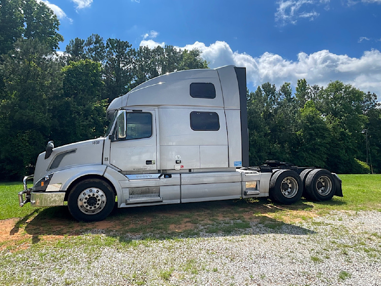 USED 2018 VOLVO VNL780 TANDEM AXLE SLEEPER TRUCK #4715