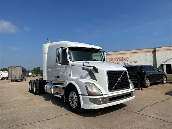 USED 2017 VOLVO VNL64T630 SLEEPER TRUCK #2922