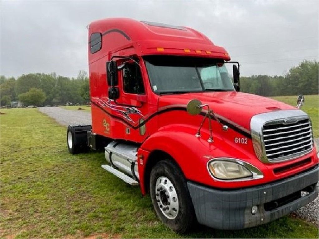 USED 2005 FREIGHTLINER CASCADIA 113 SLEEPER TRUCK #2943