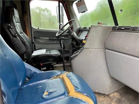 USED 2005 FREIGHTLINER CASCADIA 113 SLEEPER TRUCK #2943-5