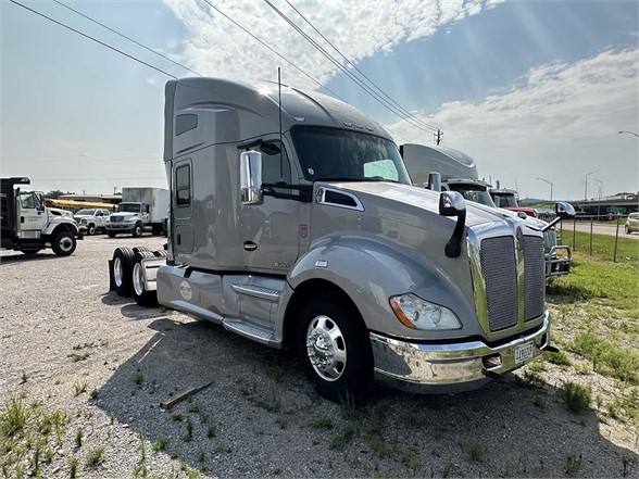 USED 2018 KENWORTH T880 SLEEPER TRUCK #2970