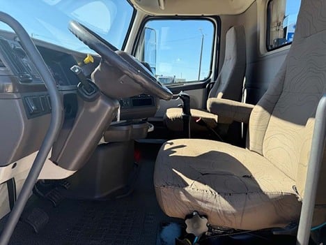 USED 2018 VOLVO VNL 300 DAYCAB TRUCK #3705-10