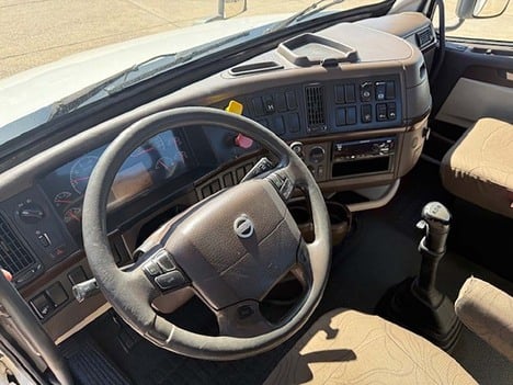 USED 2018 VOLVO VNL 300 DAYCAB TRUCK #3705-11