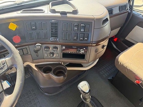 USED 2018 VOLVO VNL 300 DAYCAB TRUCK #3705-12