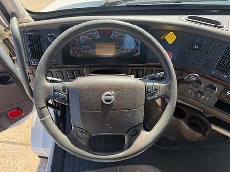 USED 2018 VOLVO VNL 300 DAYCAB TRUCK #3705-14
