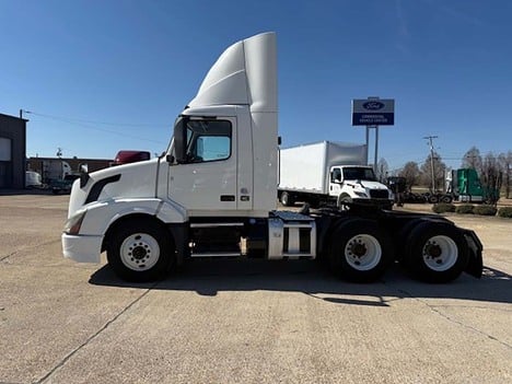 USED 2018 VOLVO VNL 300 DAYCAB TRUCK #3705-2