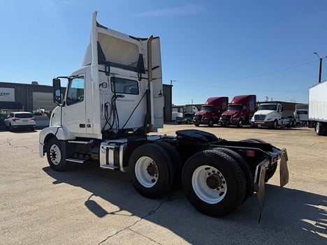 USED 2018 VOLVO VNL 300 DAYCAB TRUCK #3705-3