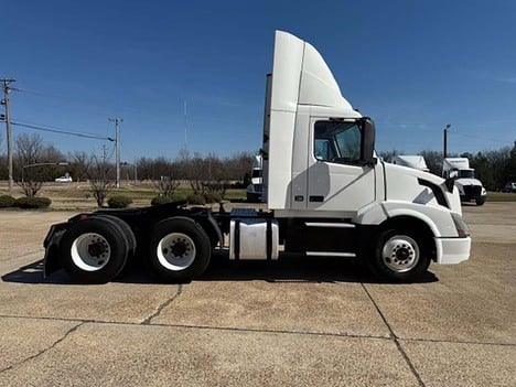 USED 2018 VOLVO VNL 300 DAYCAB TRUCK #3705-7