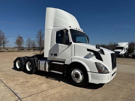 USED 2018 VOLVO VNL 300 DAYCAB TRUCK #3705-8