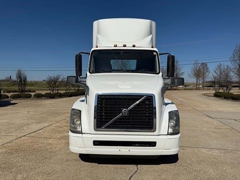 USED 2018 VOLVO VNL 300 DAYCAB TRUCK #3705-9