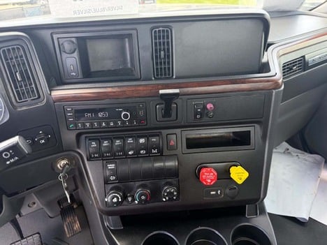 USED 2024 INTERNATIONAL HX 520 DAYCAB TRUCK #3810-12