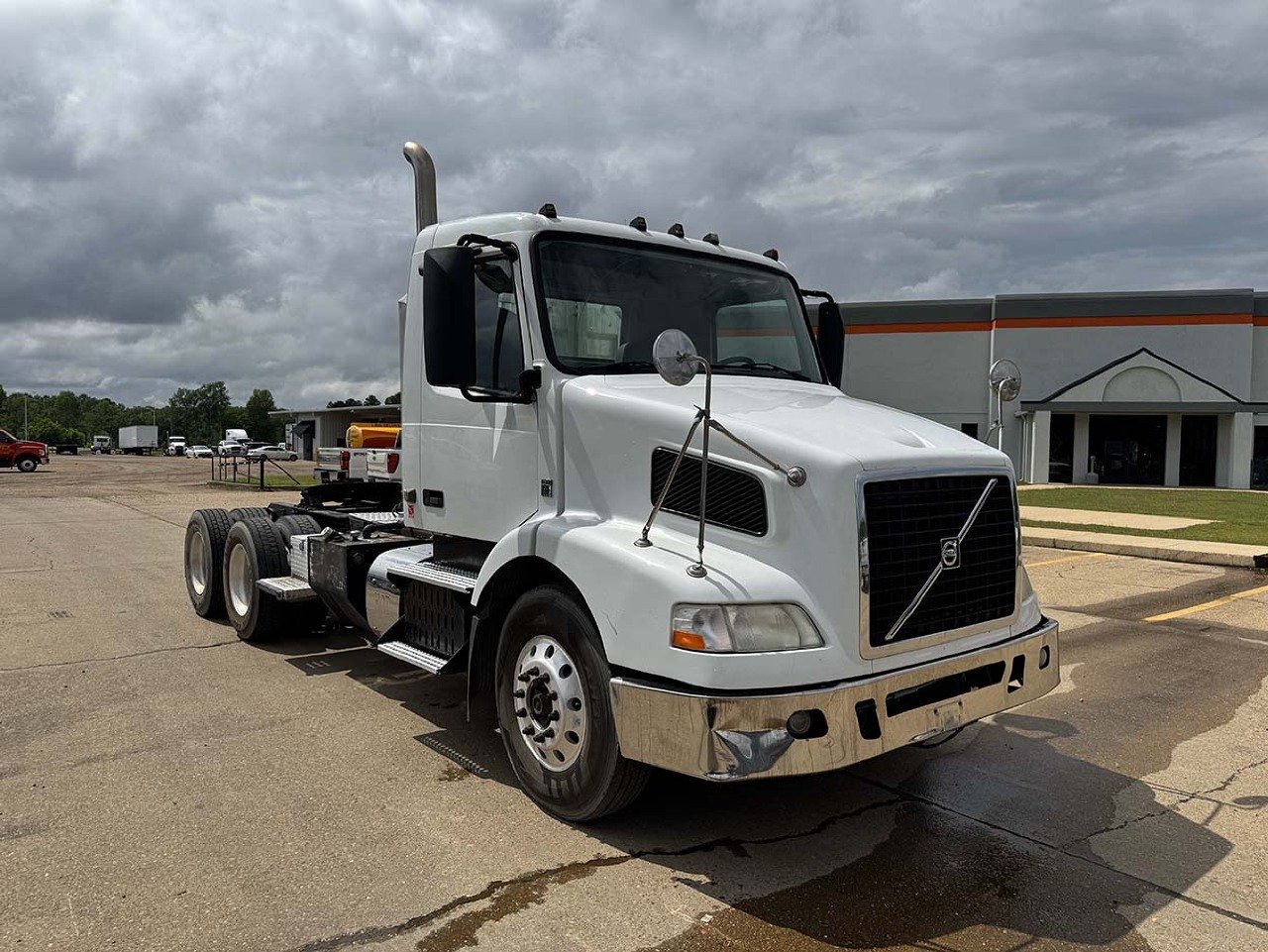 USED 2014 VOLVO VNM64 DAYCAB TRUCK #3818