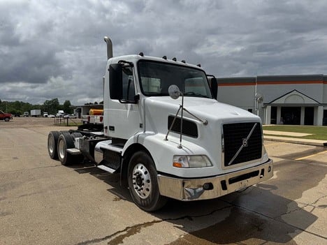 USED 2014 VOLVO VNM64 DAYCAB TRUCK #3818-1