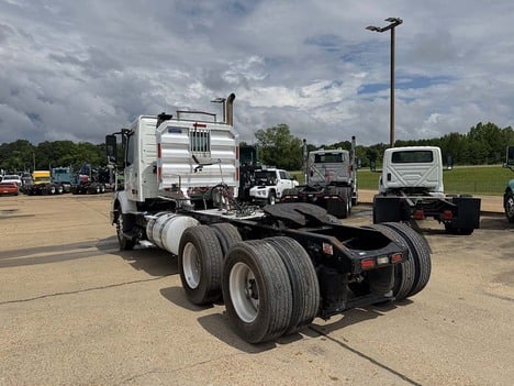 USED 2014 VOLVO VNM64 DAYCAB TRUCK #3818-3