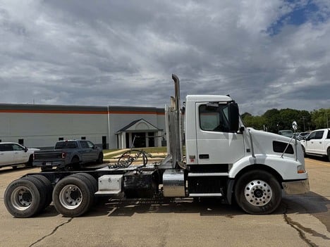 USED 2014 VOLVO VNM64 DAYCAB TRUCK #3818-4