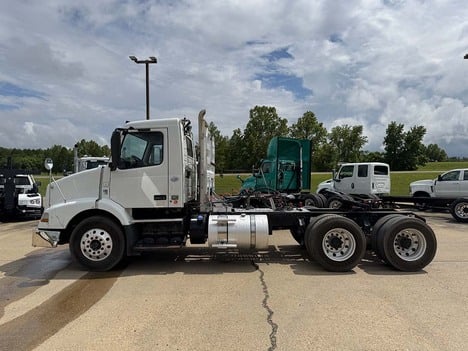 USED 2014 VOLVO VNM64 DAYCAB TRUCK #3818-5