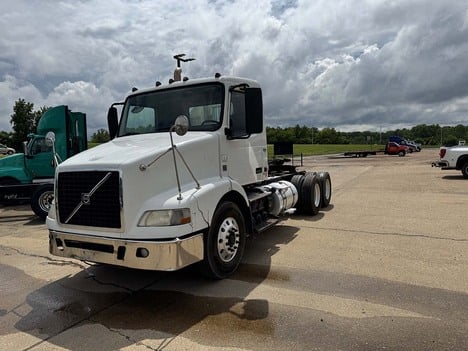 USED 2014 VOLVO VNM64 DAYCAB TRUCK #3818-6