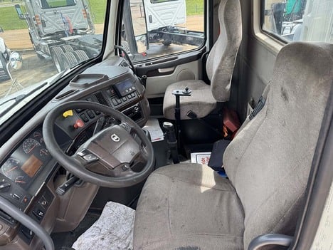 USED 2014 VOLVO VNM64 DAYCAB TRUCK #3818-7