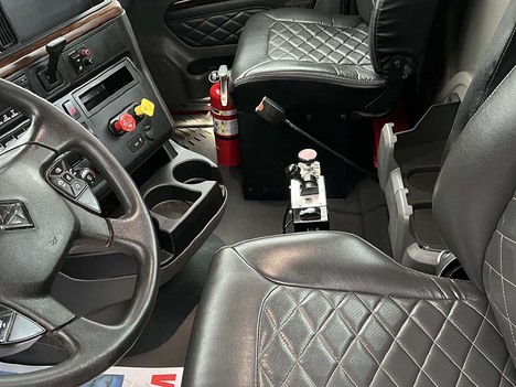 USED 2024 INTERNATIONAL HX 520 DAYCAB TRUCK #3953-6