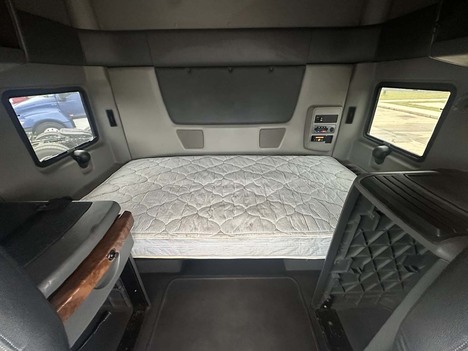 USED 2019 INTERNATIONAL LT 625 SLEEPER TRUCK #4025-10