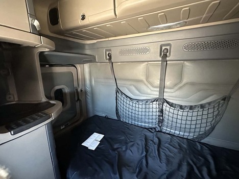 USED 2015 FREIGHTLINER CASCADIA 125 EVOLUTION SLEEPER TRUCK #4089-10