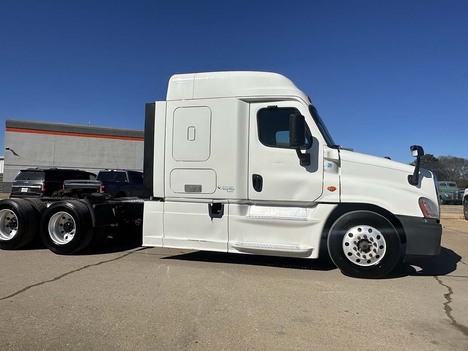 USED 2015 FREIGHTLINER CASCADIA 125 EVOLUTION SLEEPER TRUCK #4089-2
