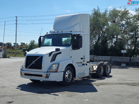 2017 VOLVO DAYCAB Tandem Axle Daycab #1103
