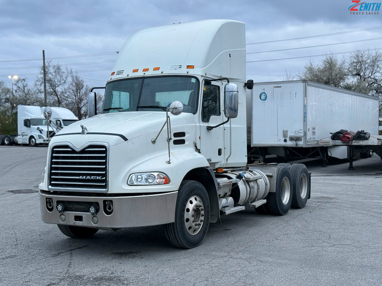 2015 MACK CXU 613 DAYCAB Tandem Axle Daycab #1 2015 MACK CXU 613 DAYCAB Tandem Axle Daycab #1